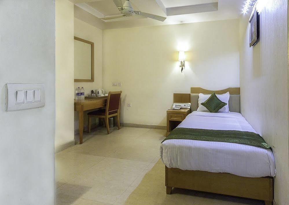 Hotel Bizzotel Gurgaon Exterior photo