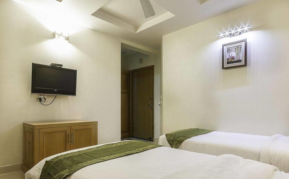 Hotel Bizzotel Gurgaon Exterior photo