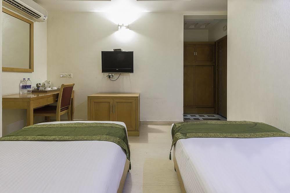 Hotel Bizzotel Gurgaon Exterior photo